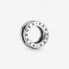 Pandora Charm en plata Reflexions Logo Pandora 797598 